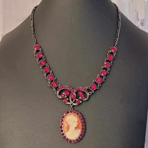 Cameo Pendant With Deep Blood Red Crystals Gunmetal-tone Choker Necklace PoFJ - Picture 15 of 16